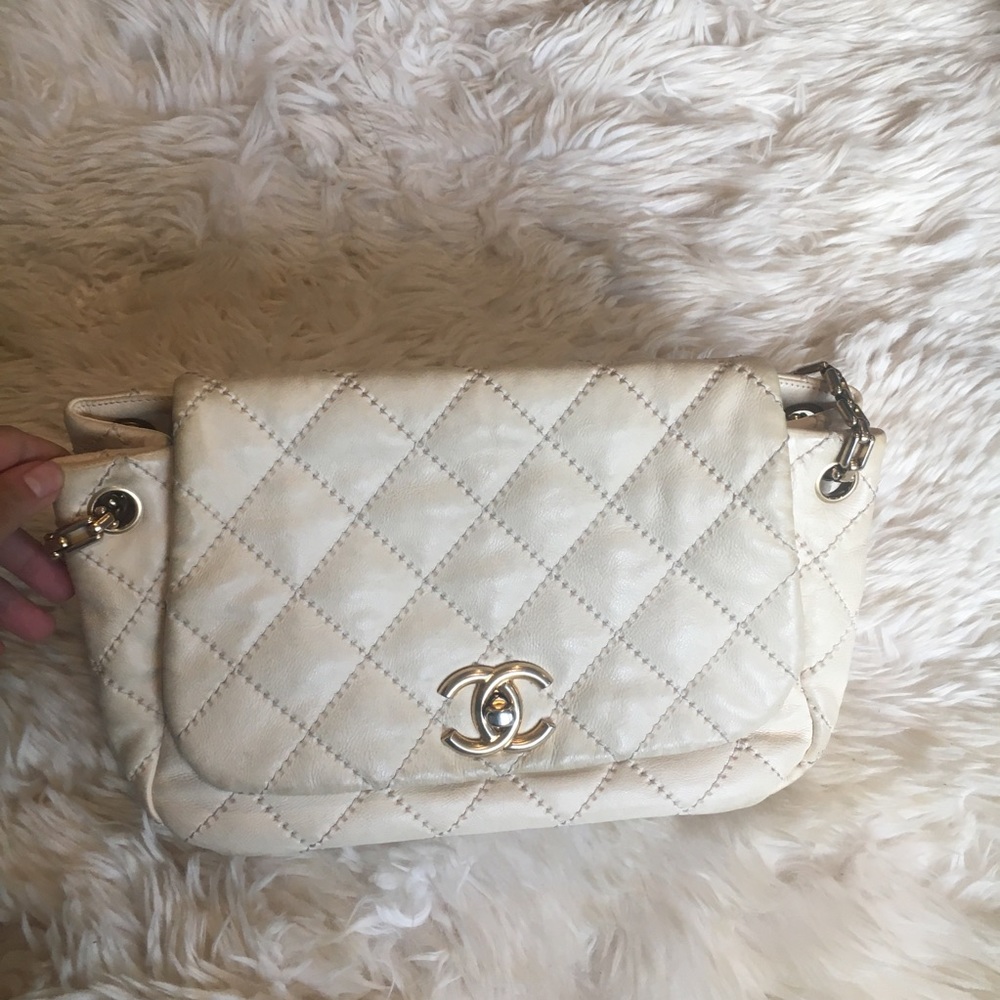 Chanel cream quilted bag GHW worn - Picture 2 of 10